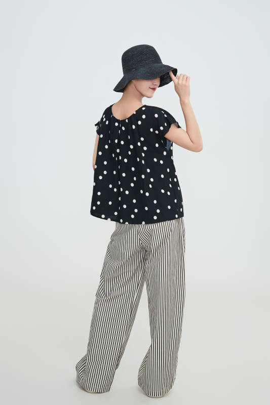 在摄影棚拍摄的青年时尚女性图片