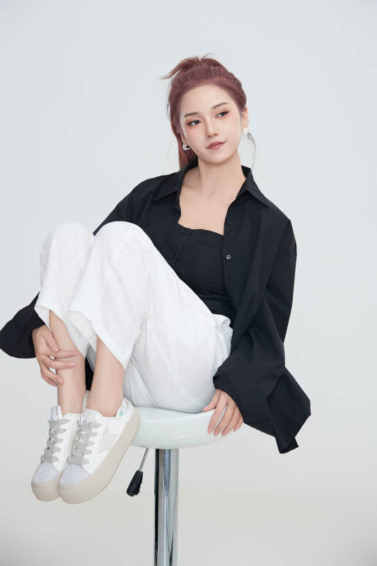 在摄影棚拍摄的青年时尚女性图片