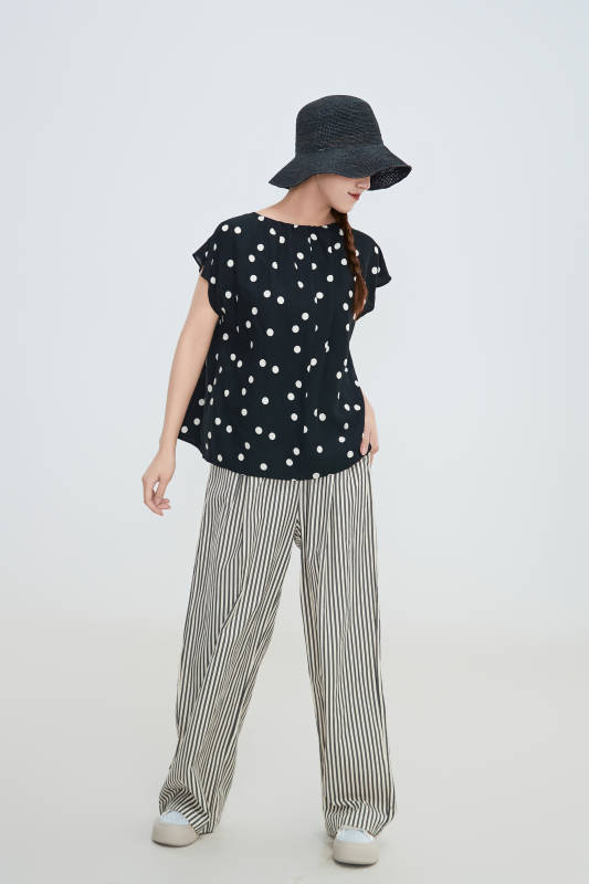 在摄影棚拍摄的青年时尚女性图片