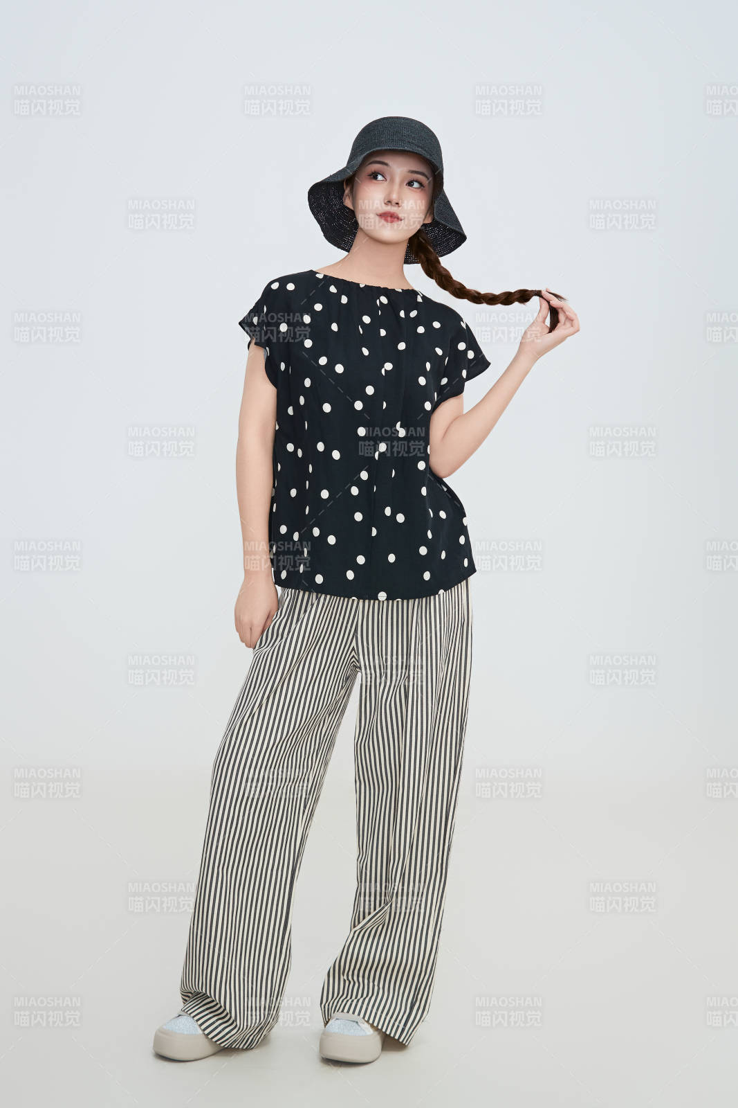 在摄影棚拍摄的青年时尚女性图片