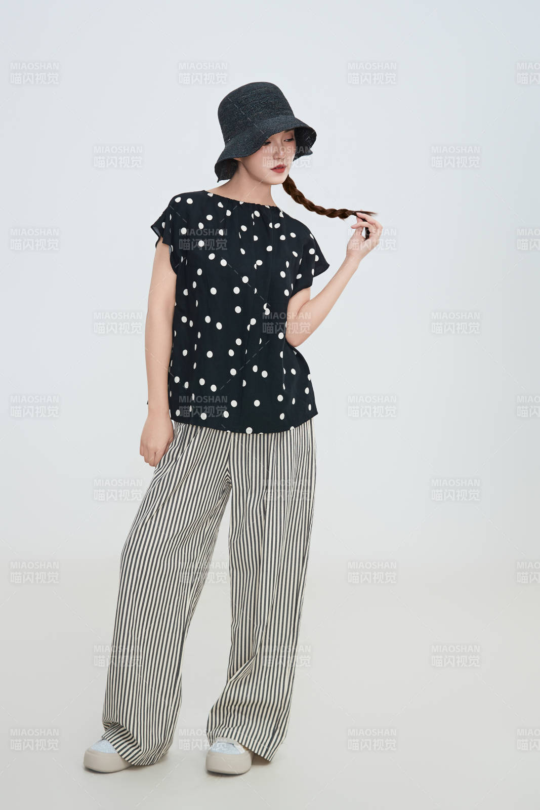 在摄影棚拍摄的青年时尚女性图片