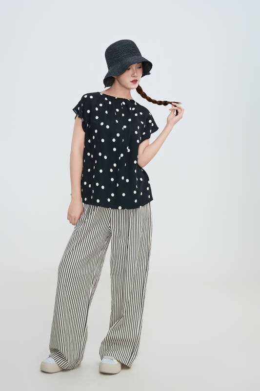 在摄影棚拍摄的青年时尚女性图片