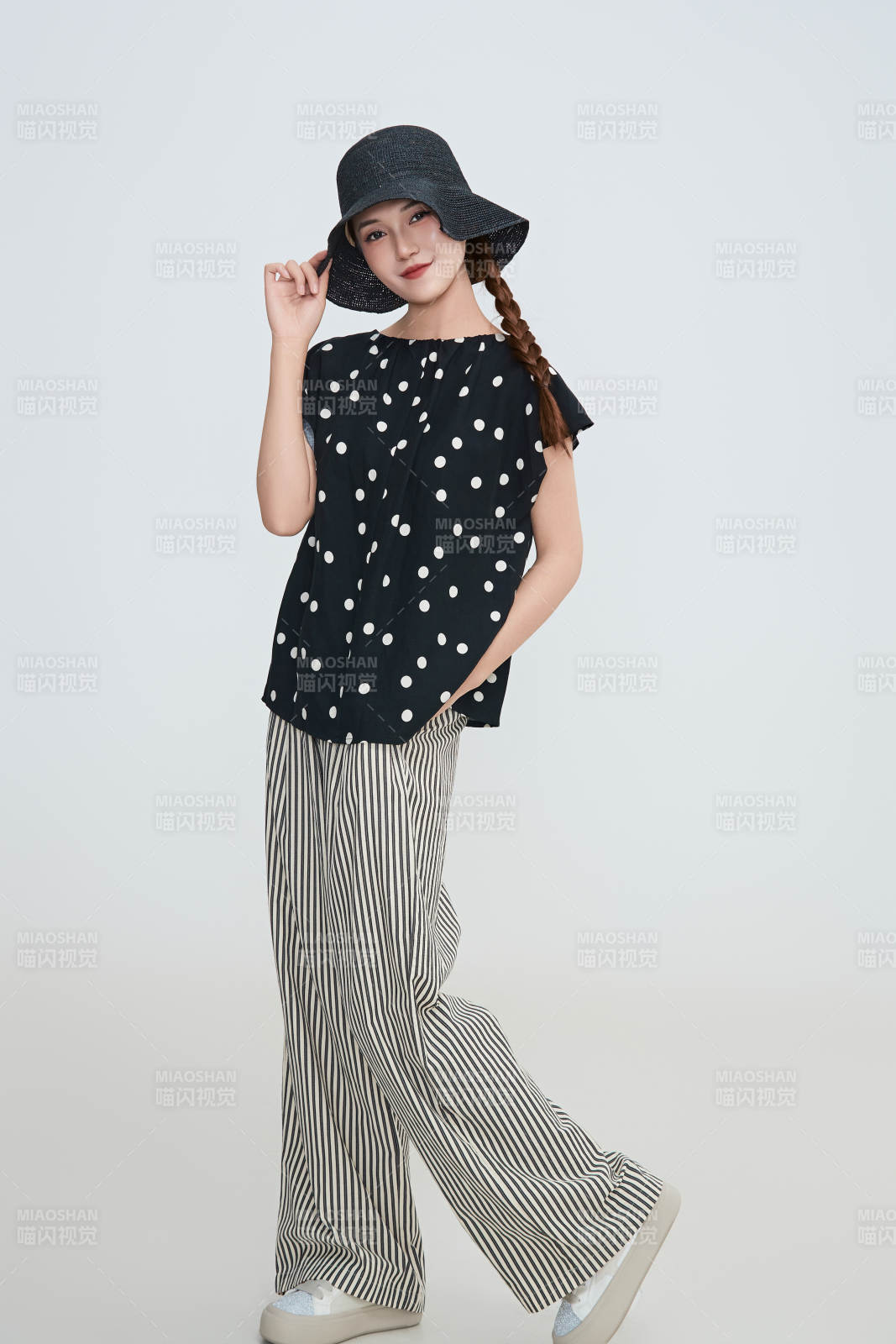 在摄影棚拍摄的青年时尚女性图片