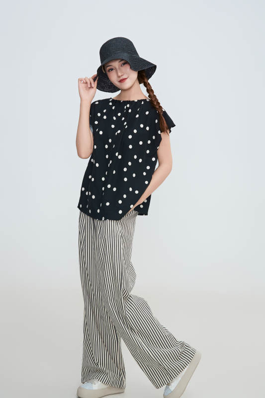 在摄影棚拍摄的青年时尚女性图片