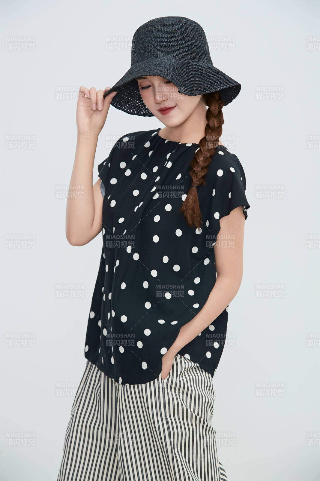 在摄影棚拍摄的青年时尚女性图片