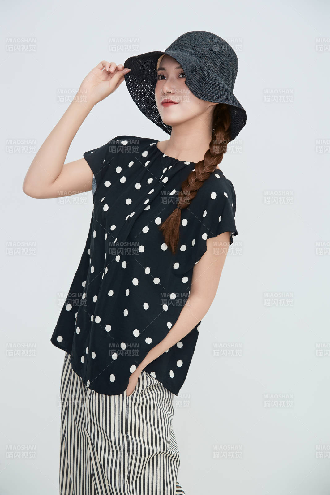 在摄影棚拍摄的青年时尚女性图片