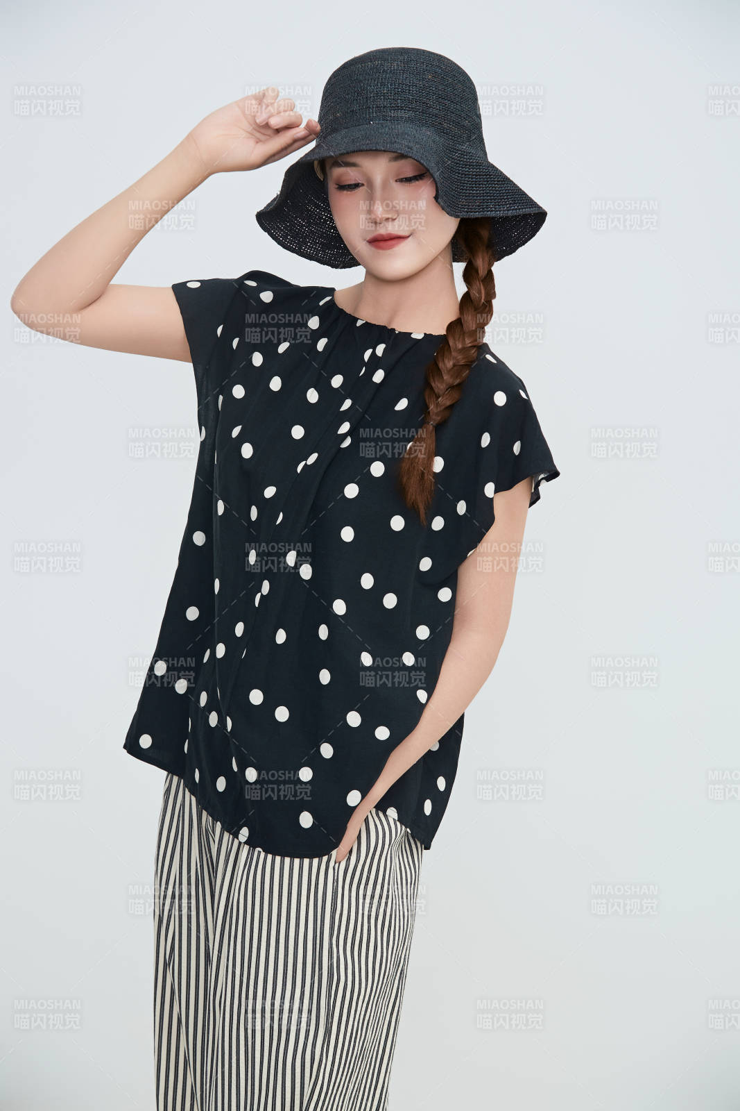 在摄影棚拍摄的青年时尚女性图片