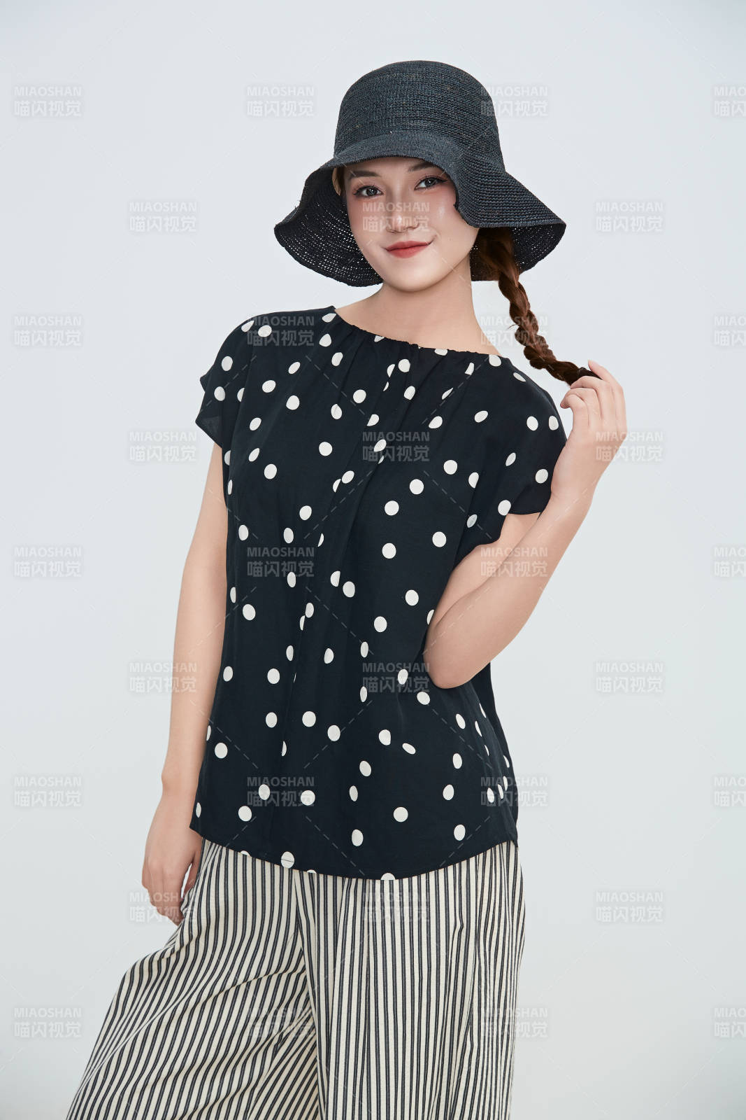 在摄影棚拍摄的青年时尚女性图片