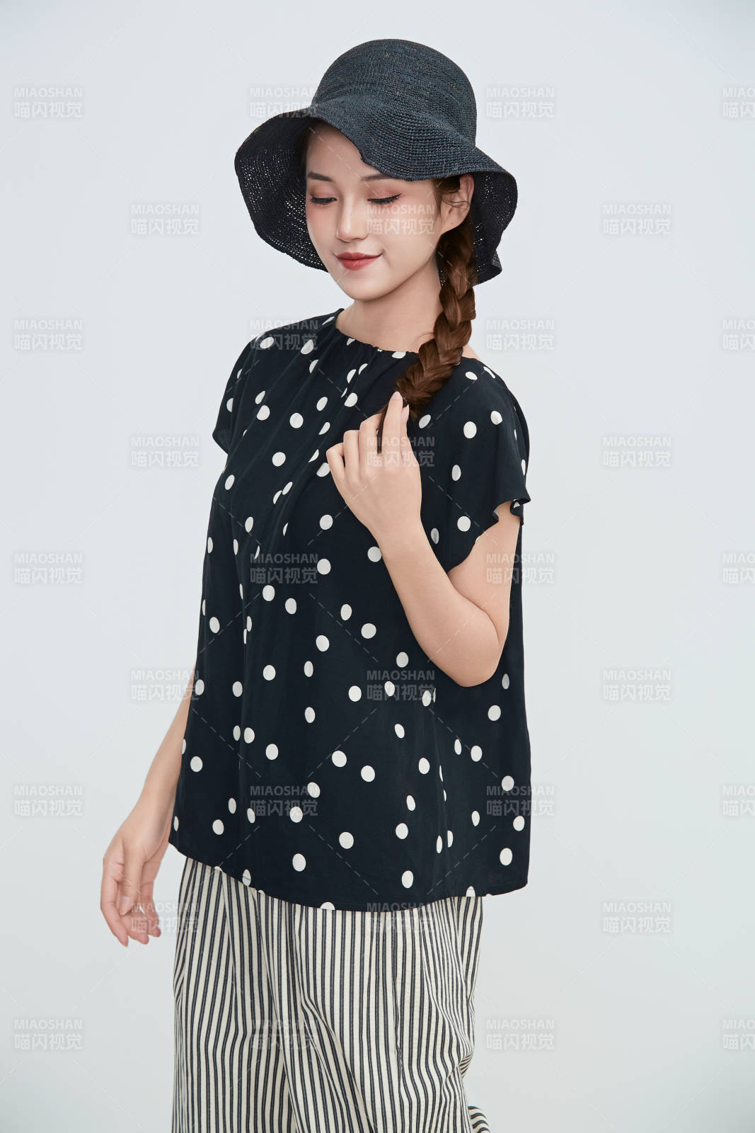 在摄影棚拍摄的青年时尚女性图片