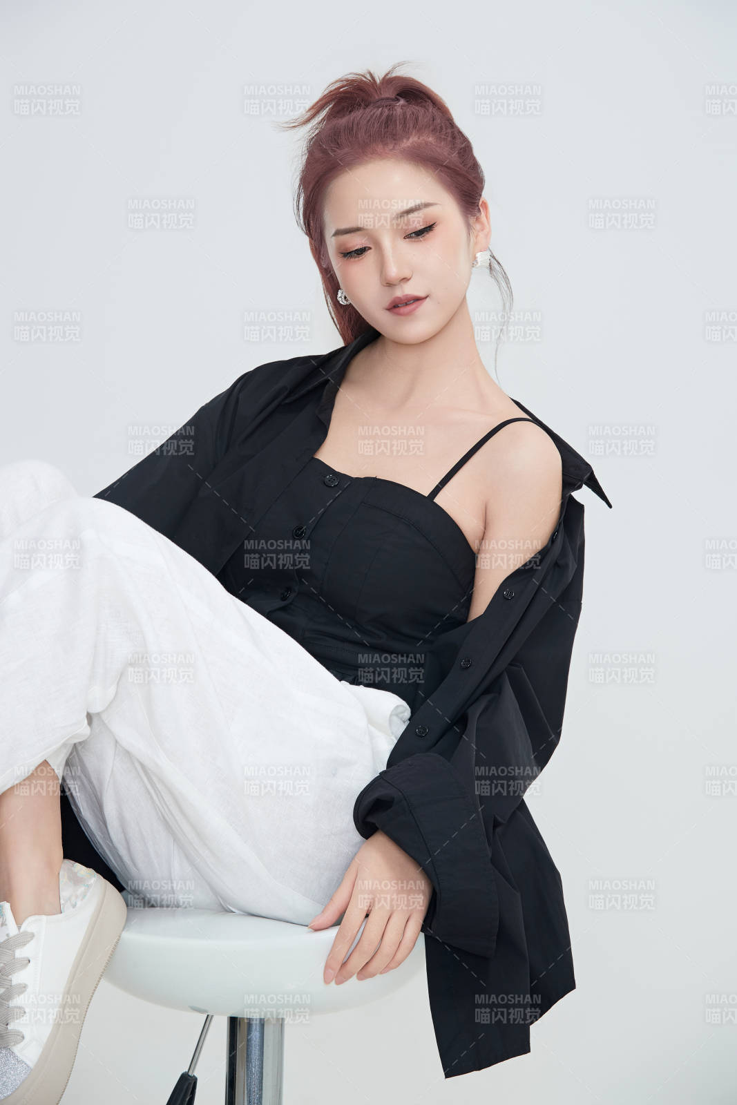 在摄影棚拍摄的青年时尚女性图片