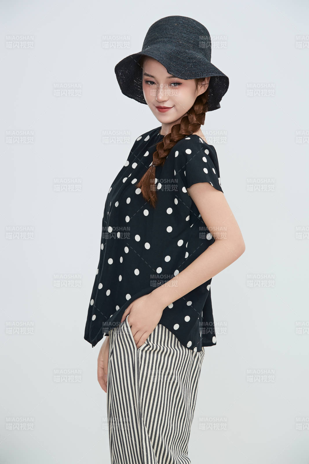 在摄影棚拍摄的青年时尚女性图片