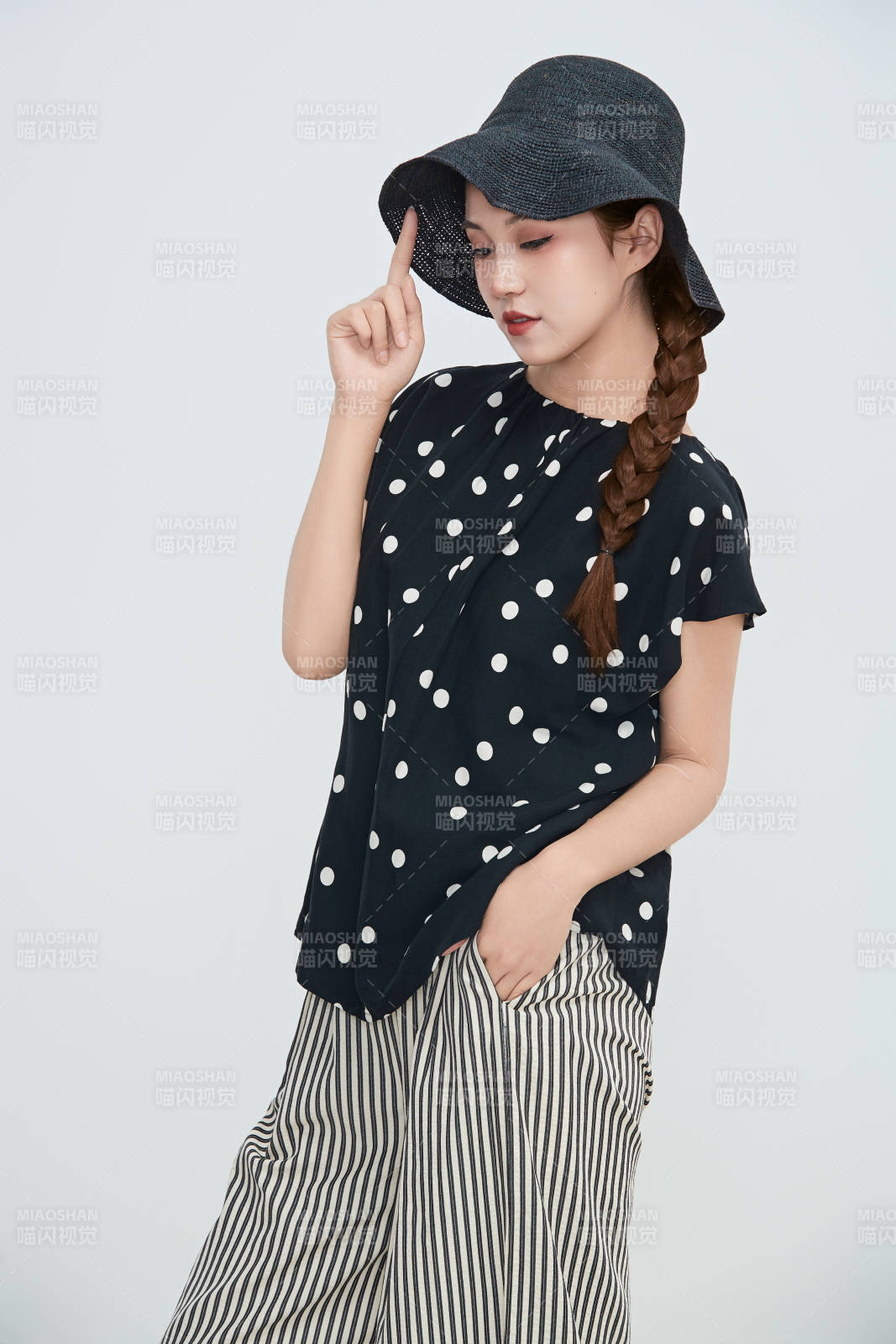 在摄影棚拍摄的青年时尚女性图片