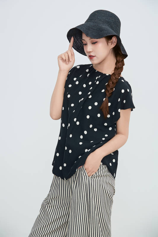 在摄影棚拍摄的青年时尚女性图片