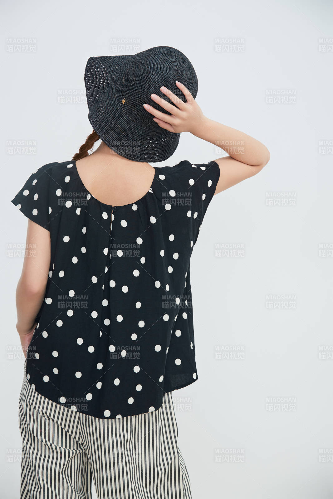 在摄影棚拍摄的青年时尚女性图片