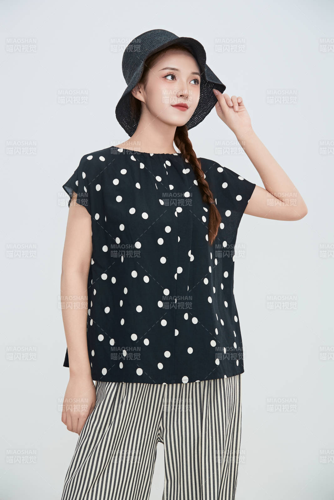 在摄影棚拍摄的青年时尚女性图片