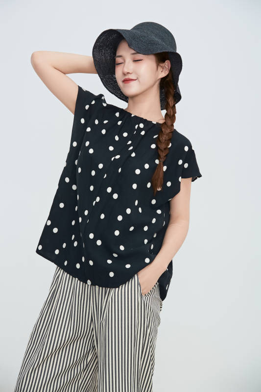 在摄影棚拍摄的青年时尚女性图片