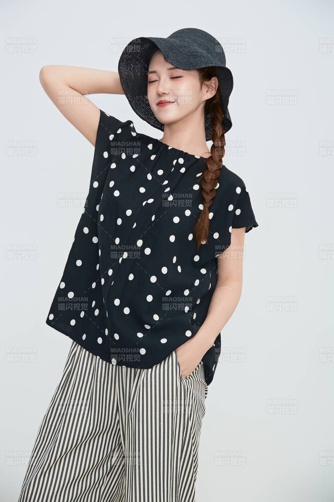 在摄影棚拍摄的青年时尚女性图片