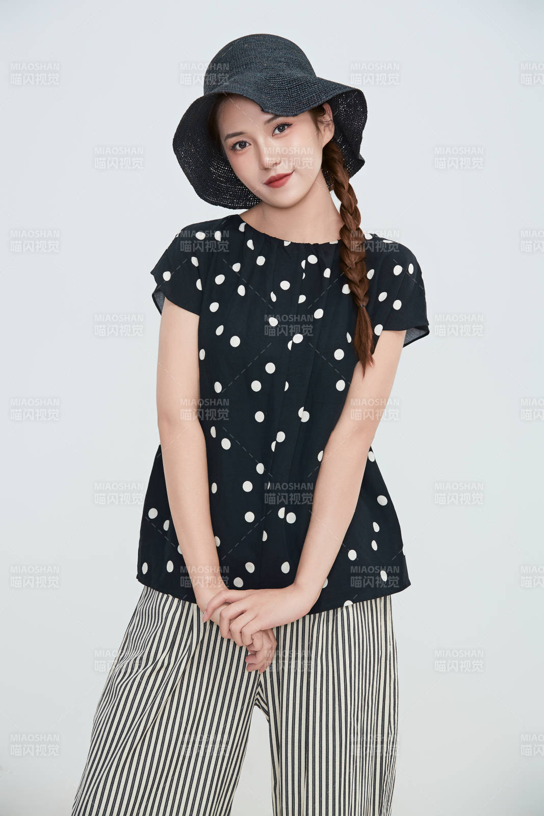 在摄影棚拍摄的青年时尚女性图片