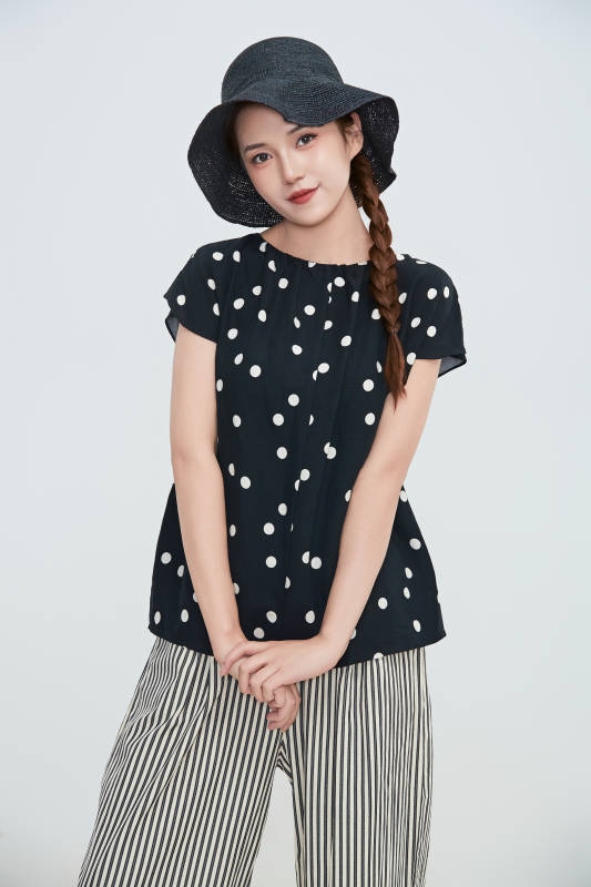 在摄影棚拍摄的青年时尚女性图片