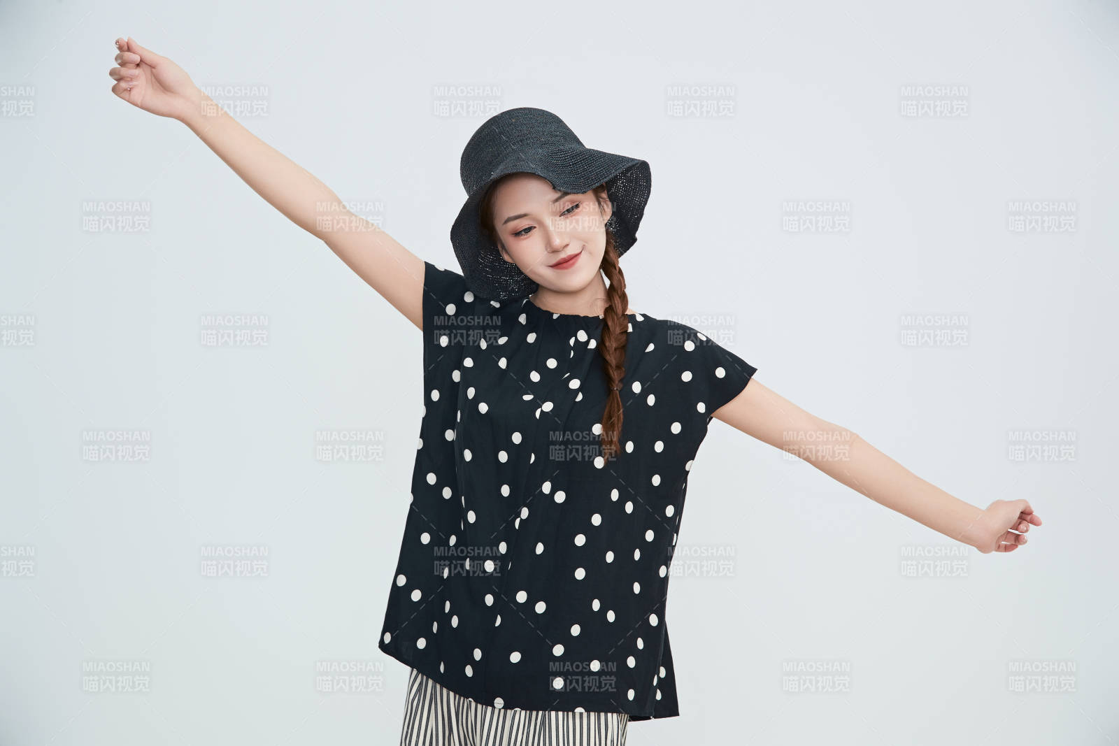 在摄影棚拍摄的青年时尚女性图片