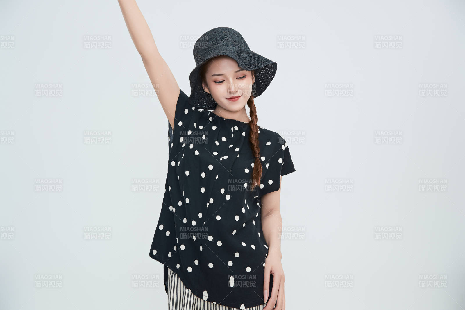 在摄影棚拍摄的青年时尚女性图片