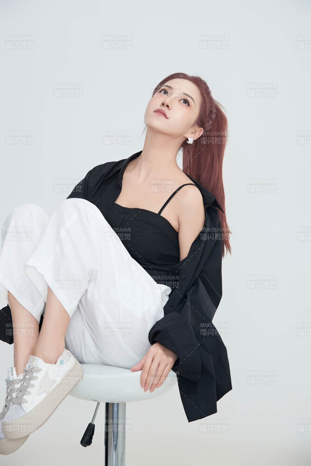 在摄影棚拍摄的青年时尚女性图片