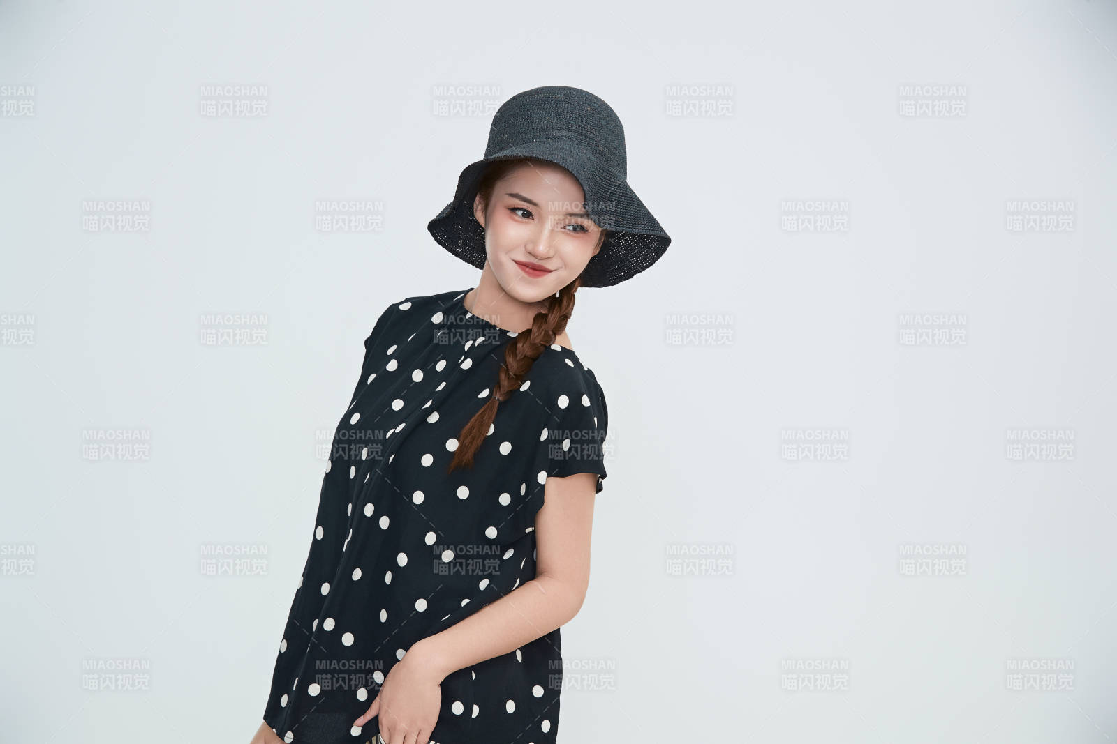 在摄影棚拍摄的青年时尚女性图片