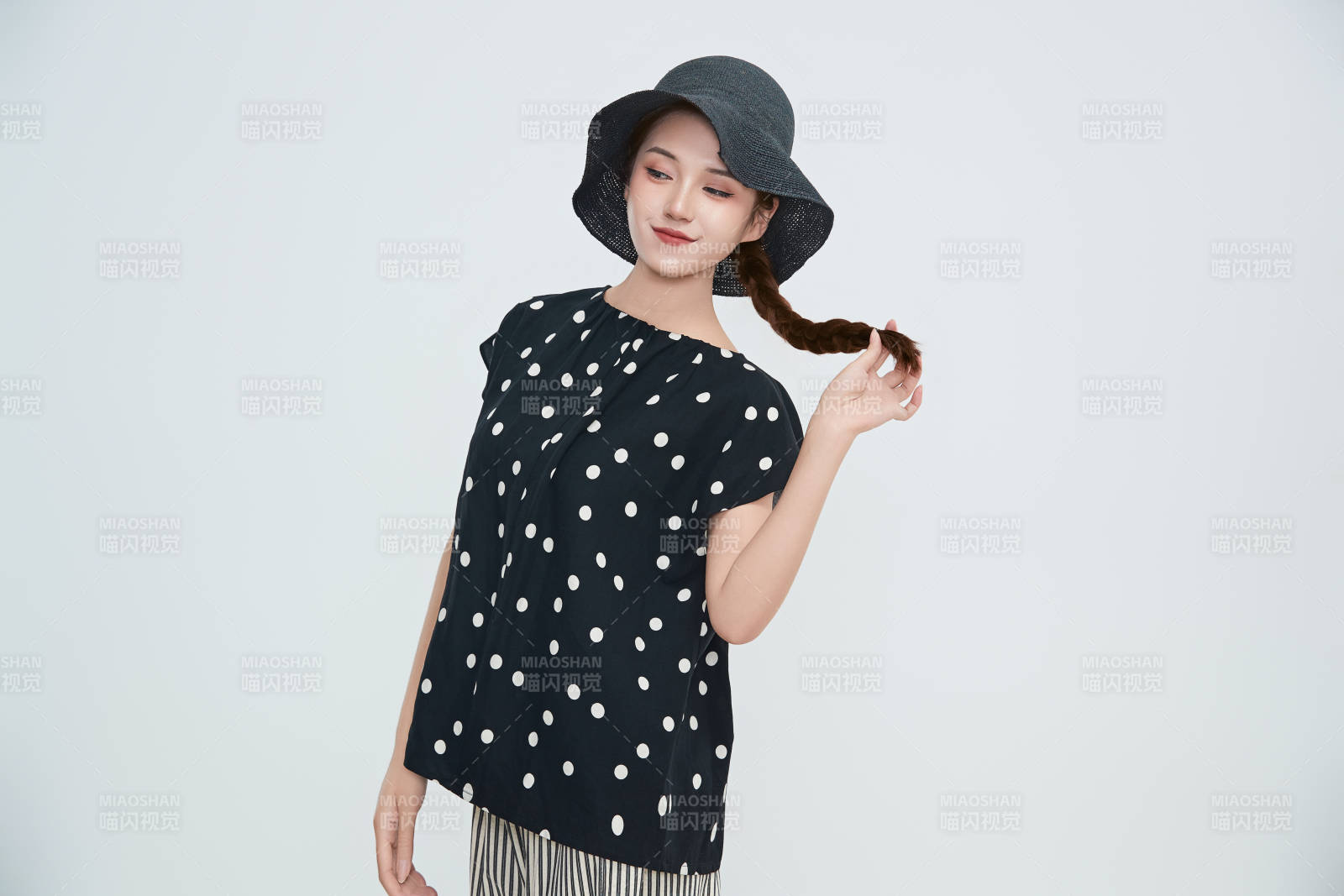 在摄影棚拍摄的青年时尚女性图片