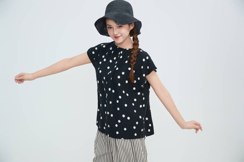 在摄影棚拍摄的青年时尚女性图片