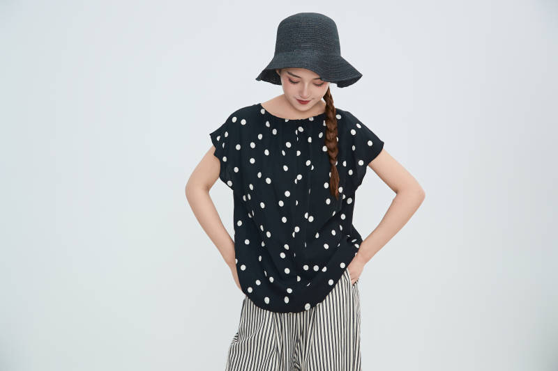 在摄影棚拍摄的青年时尚女性图片