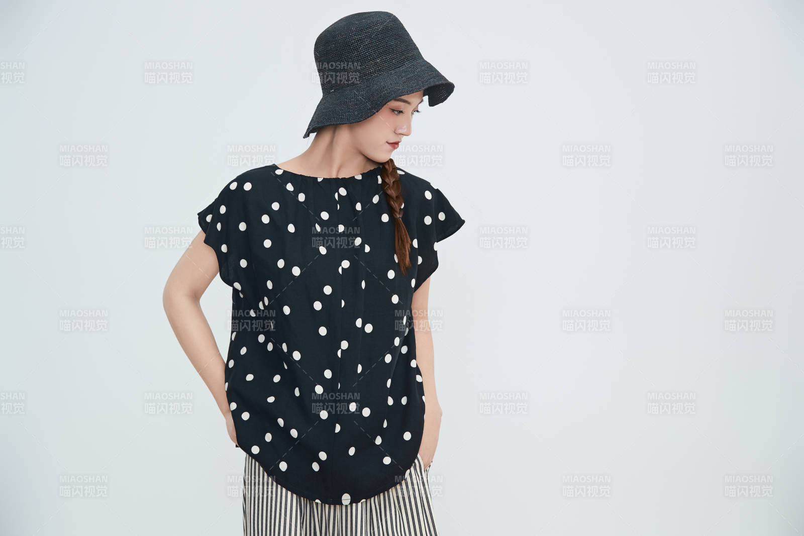 在摄影棚拍摄的青年时尚女性图片