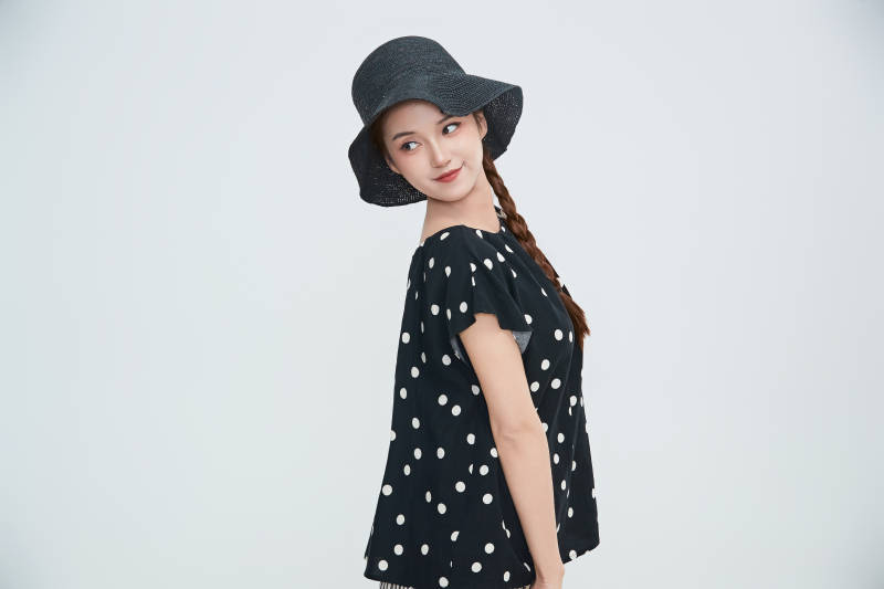 在摄影棚拍摄的青年时尚女性图片