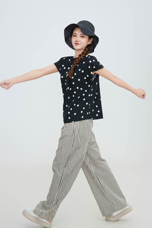 在摄影棚拍摄的青年时尚女性图片