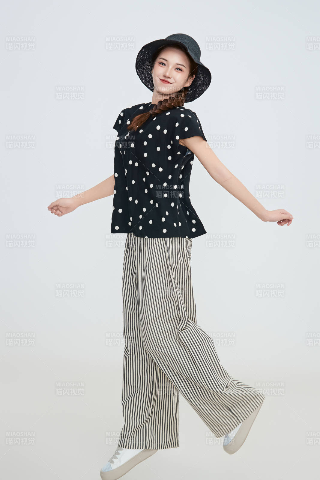 在摄影棚拍摄的青年时尚女性图片