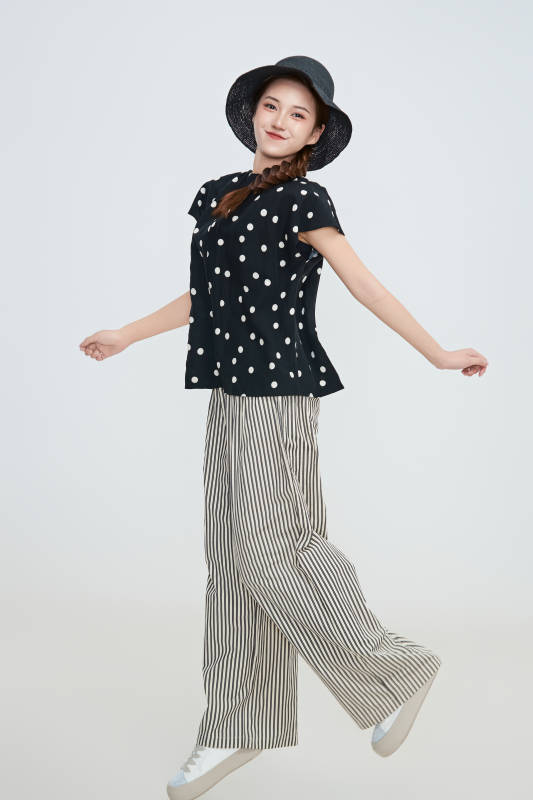 在摄影棚拍摄的青年时尚女性图片