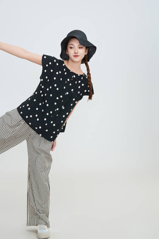 在摄影棚拍摄的青年时尚女性图片