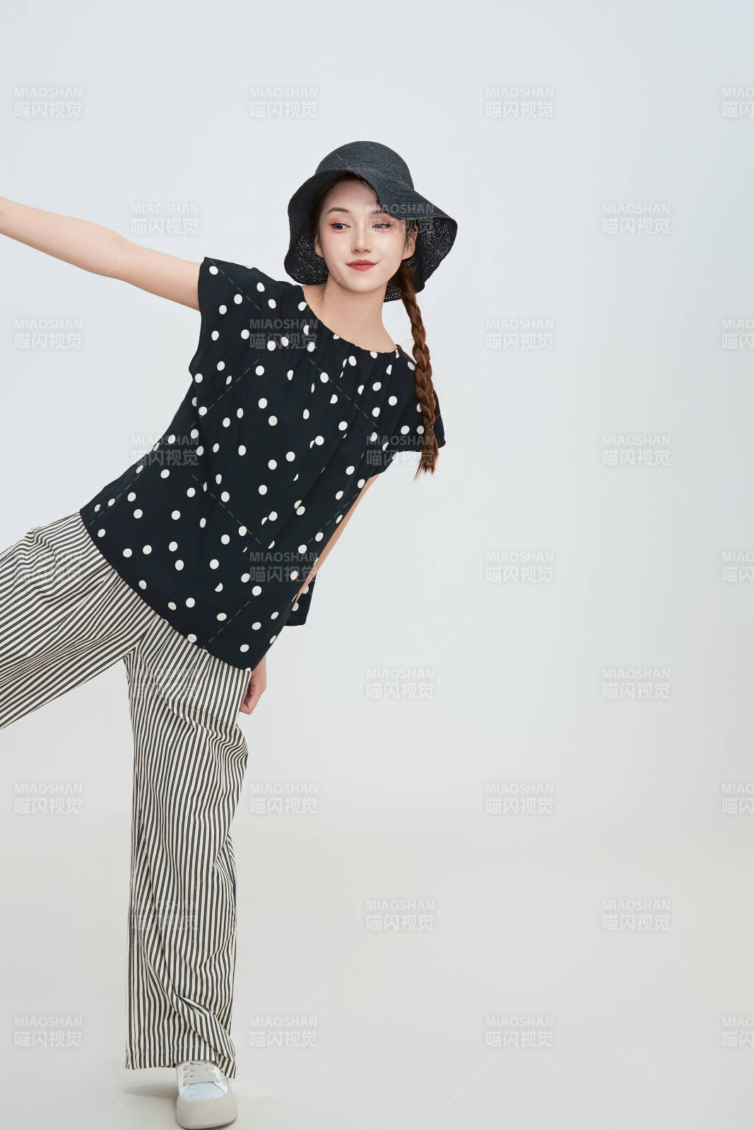 在摄影棚拍摄的青年时尚女性图片