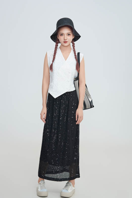 在摄影棚拍摄的青年时尚女性图片