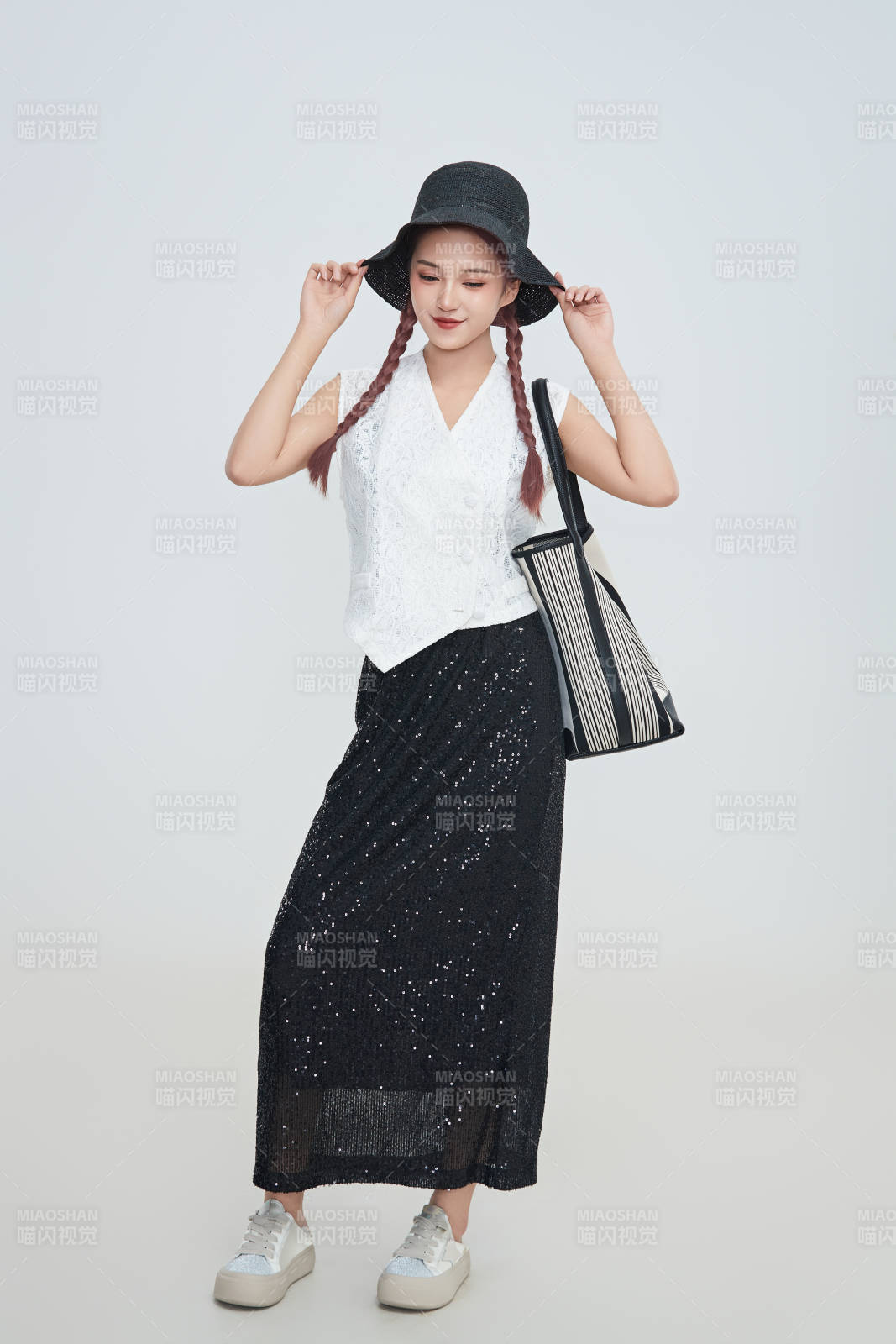 在摄影棚拍摄的青年时尚女性图片