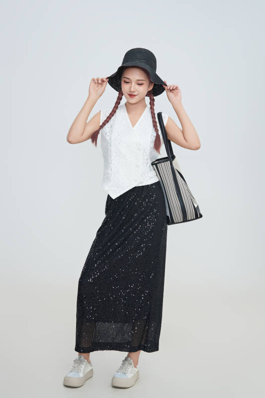 在摄影棚拍摄的青年时尚女性图片