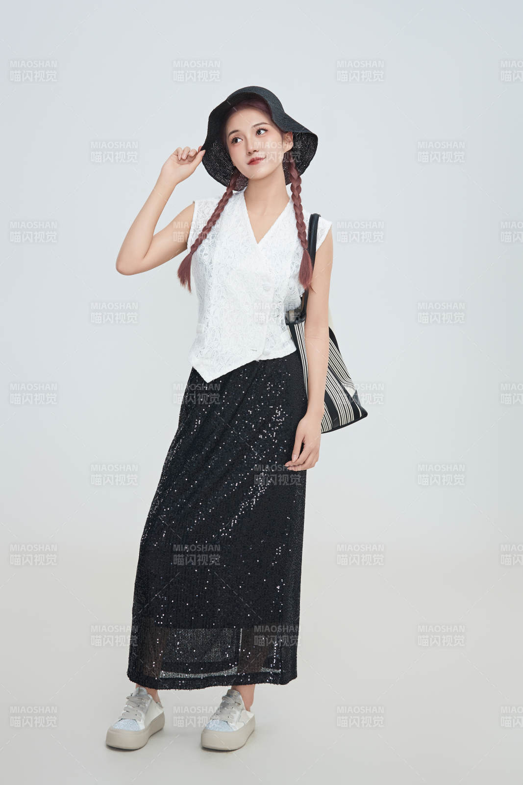 在摄影棚拍摄的青年时尚女性图片