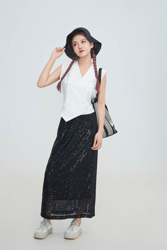 在摄影棚拍摄的青年时尚女性图片