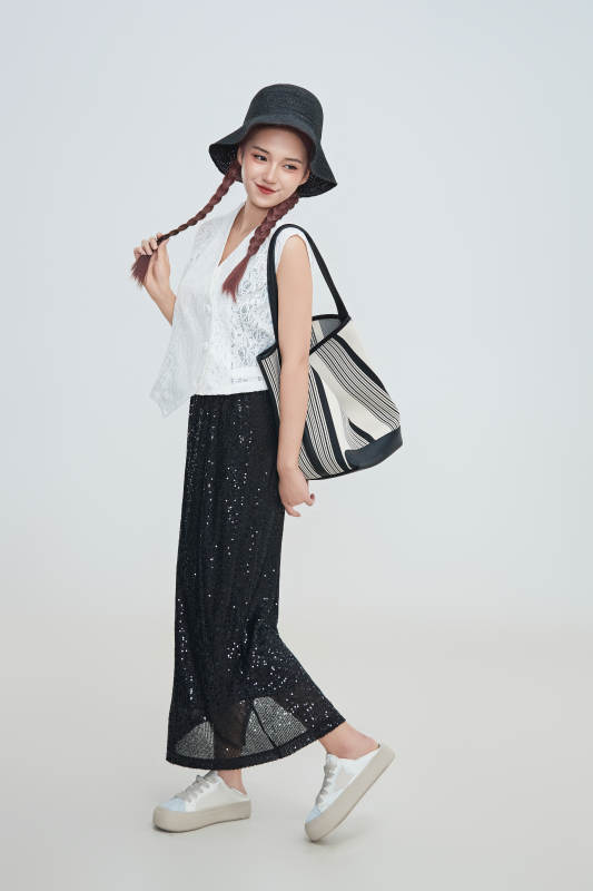 在摄影棚拍摄的青年时尚女性图片