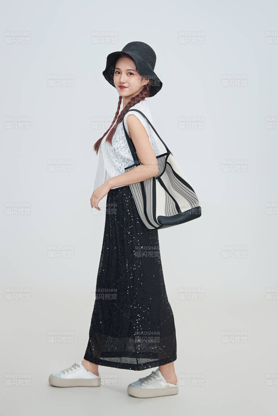 在摄影棚拍摄的青年时尚女性图片