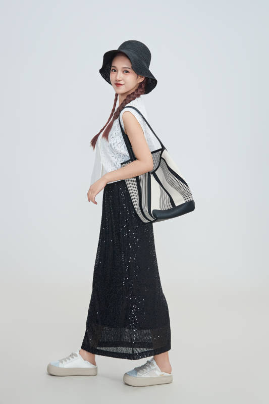 在摄影棚拍摄的青年时尚女性图片