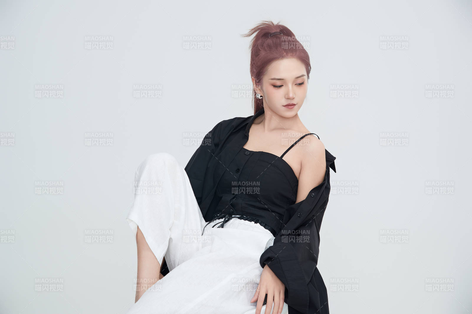 在摄影棚拍摄的青年时尚女性图片