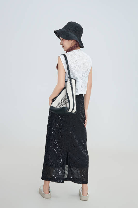 在摄影棚拍摄的青年时尚女性图片