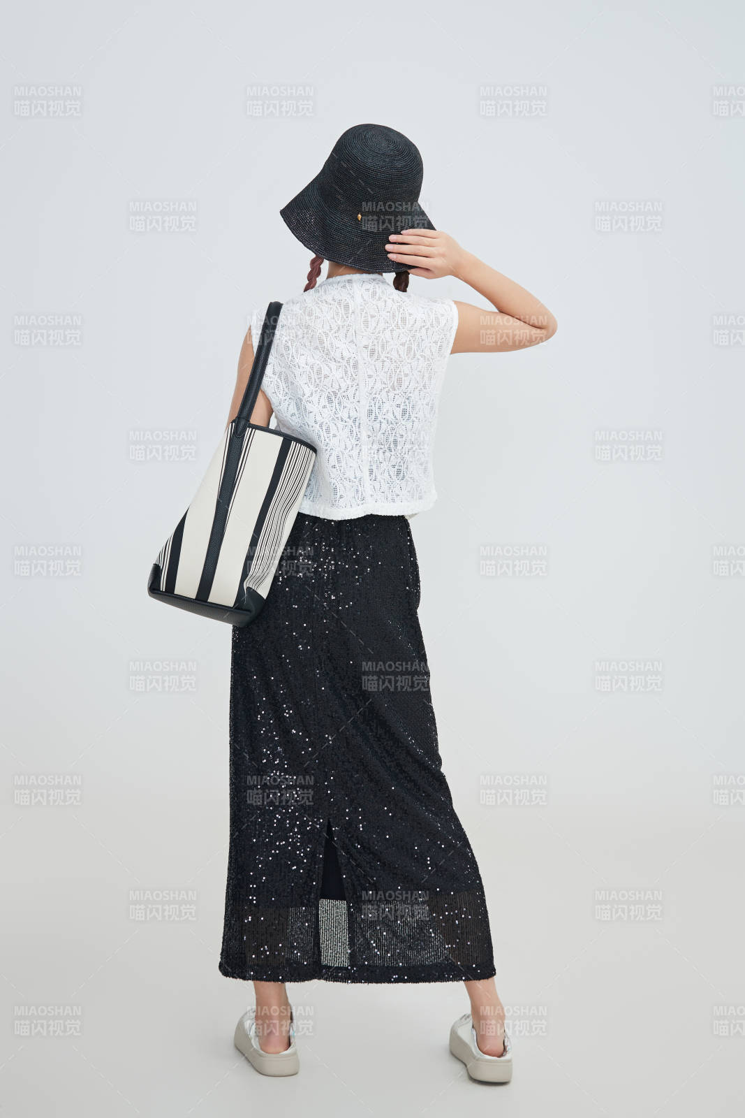 在摄影棚拍摄的青年时尚女性图片