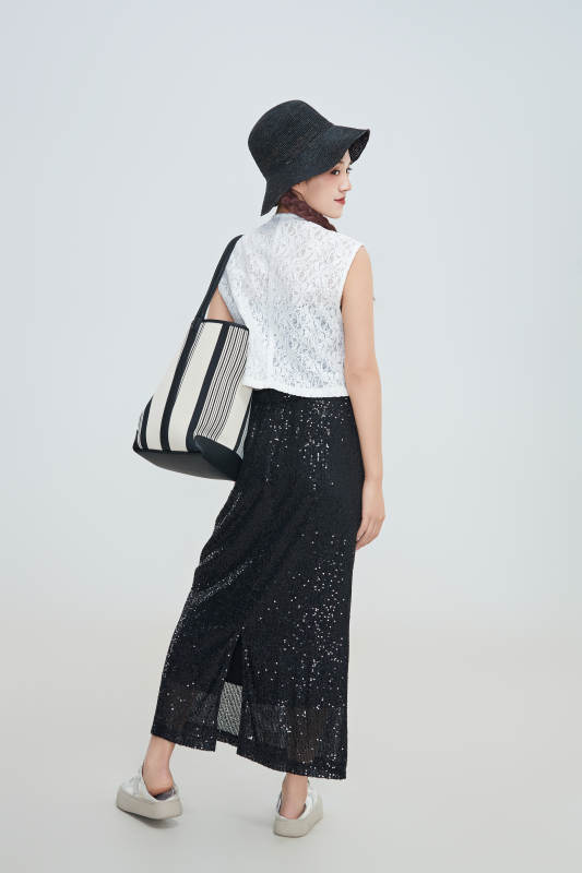 在摄影棚拍摄的青年时尚女性图片