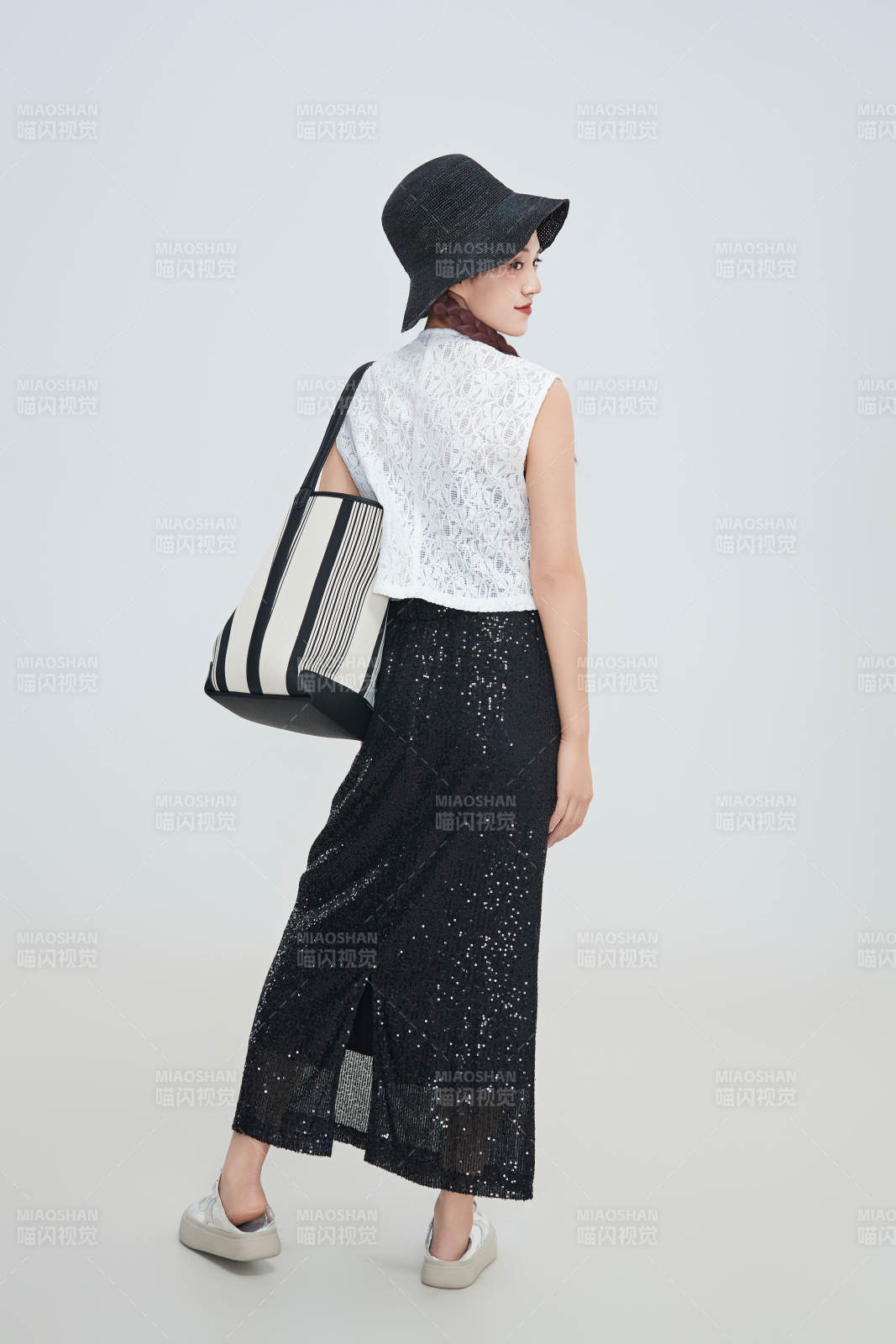 在摄影棚拍摄的青年时尚女性图片